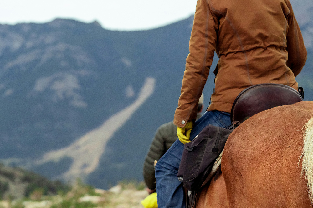 Jinete cabalgando en la naturaleza
