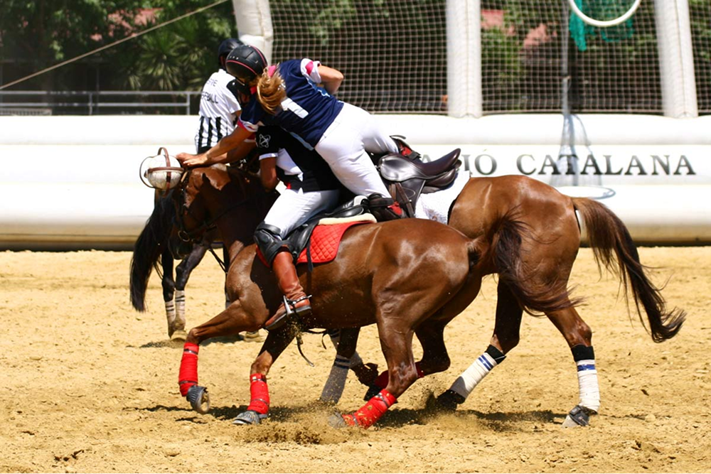 Jinetes jugando al horseball